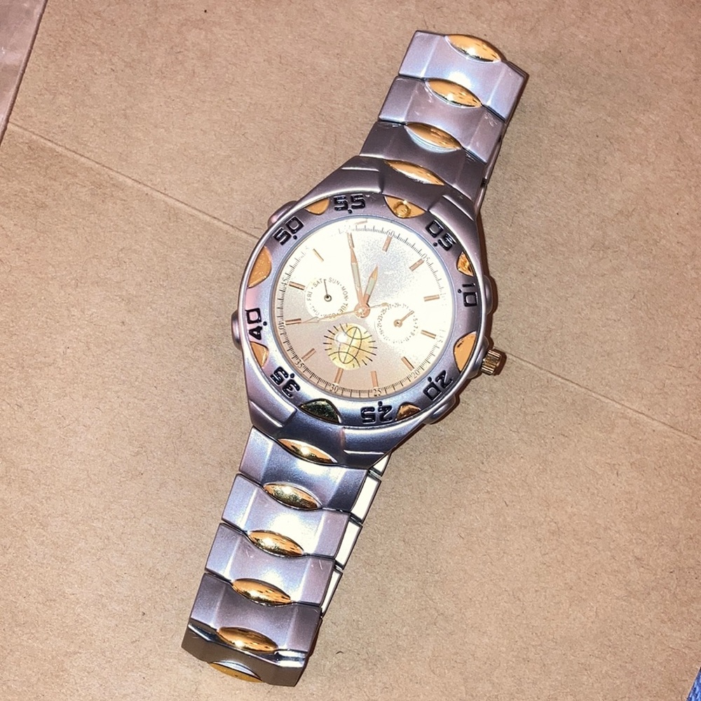 Men’s EUC stainless back WRISTWATCH with NEW Batery; Metal Band ,Easy-open Catch